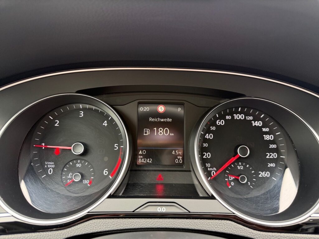 VW Passat Variant DSG Business, Navi, ACC, AHK