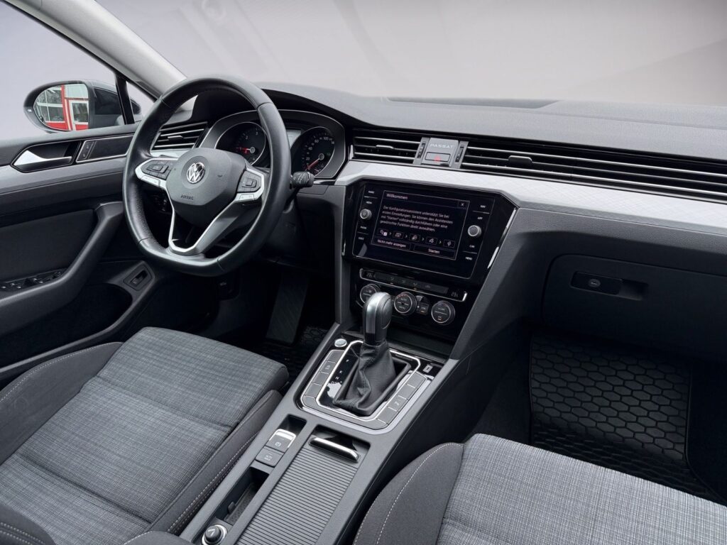 VW Passat Variant DSG Business, Navi, ACC, AHK