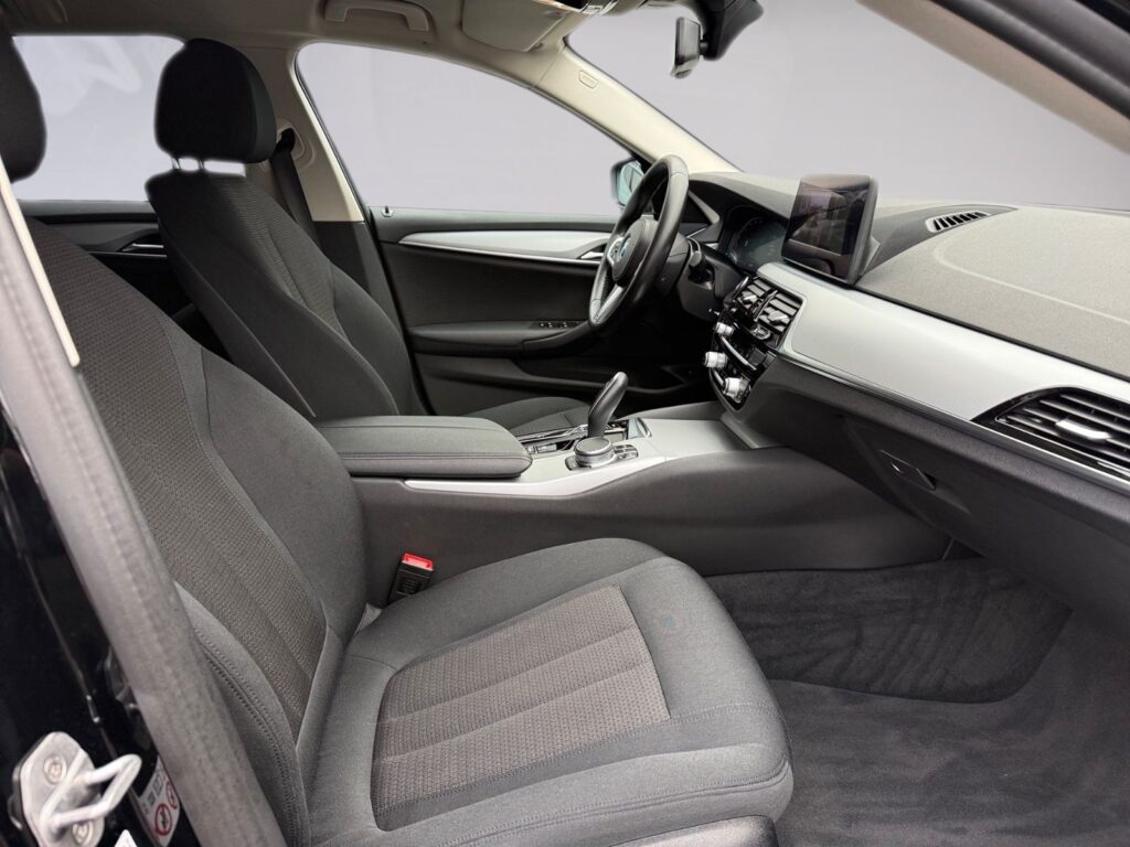 BMW 530d Touring, AHK, LED, 8-fach bereift