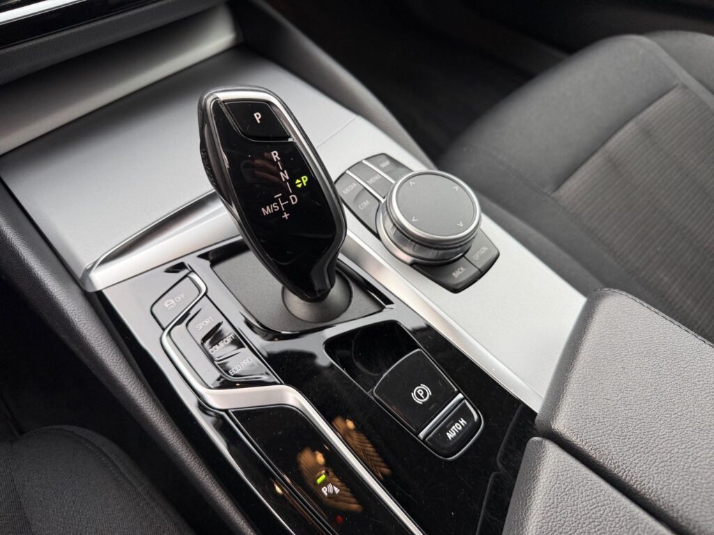 BMW 530d Touring, AHK, LED, 8-fach bereift