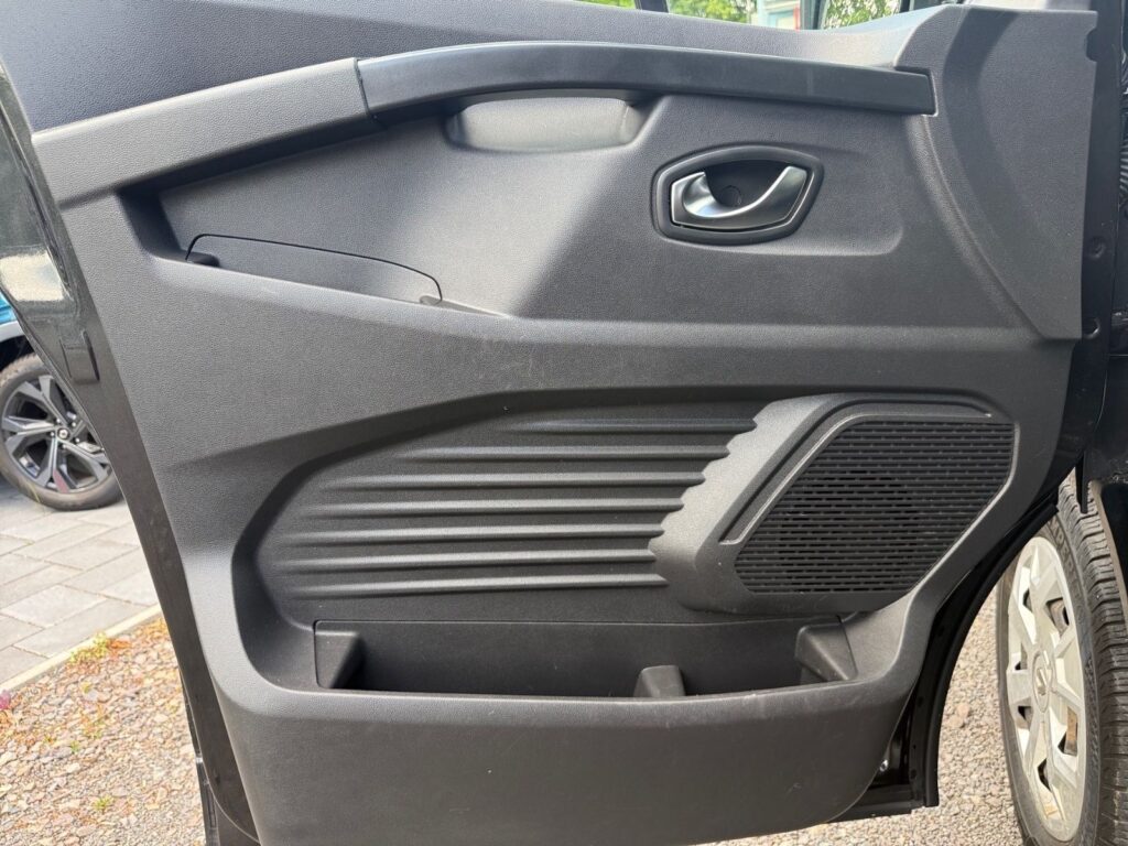 RENAULT Trafic Combi L1H1 3,0t Life,AHK,9-Sitzer