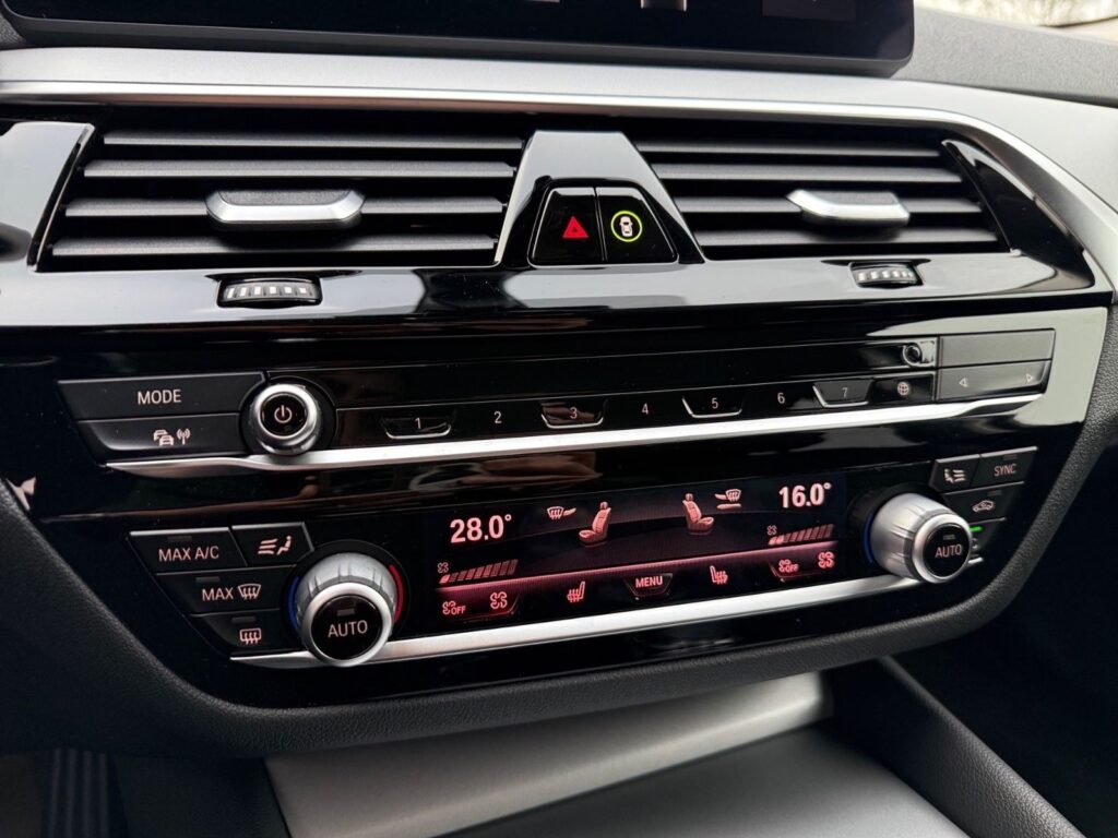 BMW 530d Touring, AHK, LED, 8-fach bereift