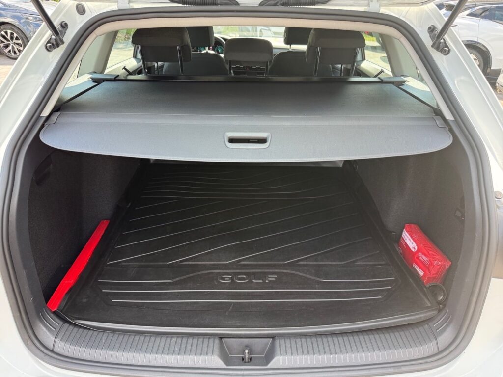 VW Golf VIII Variant DSG Life eTSI, AHK, mit WR