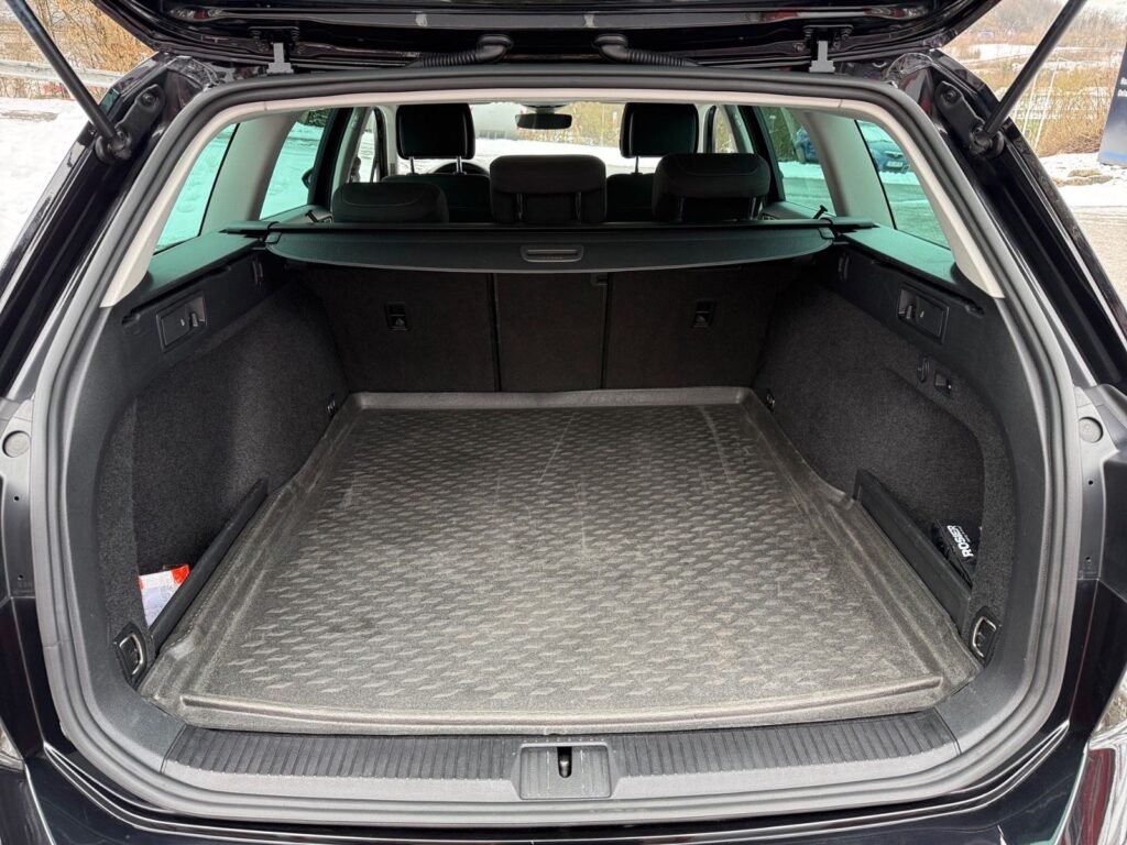 VW Passat Variant DSG Business, Navi, ACC, AHK