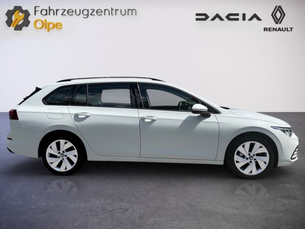 VW Golf VIII Variant DSG Life eTSI, AHK, mit WR