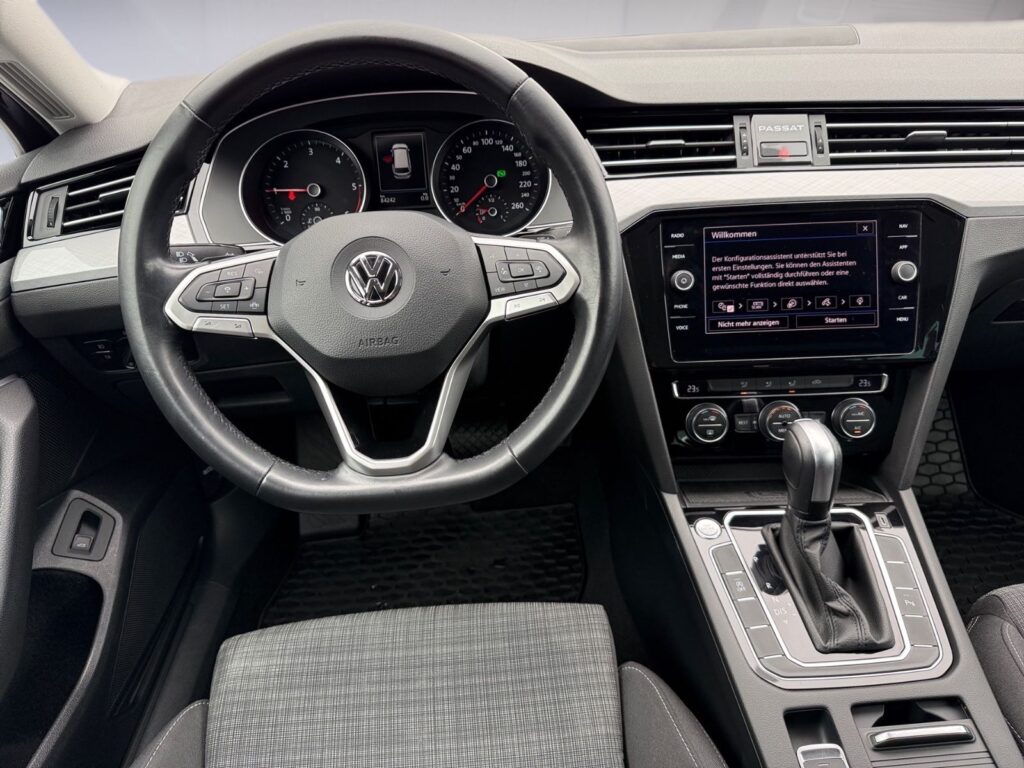VW Passat Variant DSG Business, Navi, ACC, AHK