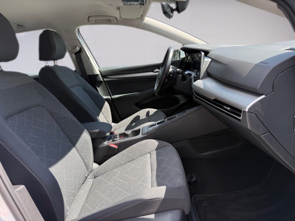 VW Golf VIII Variant DSG Life eTSI, AHK, mit WR