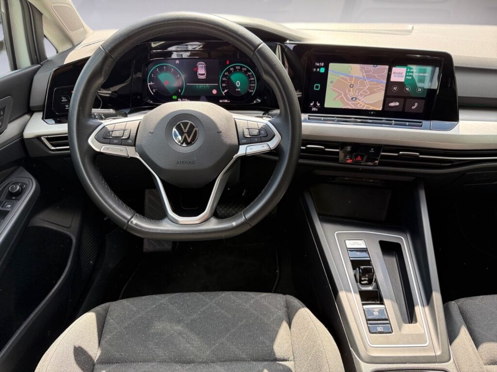 VW Golf VIII Variant DSG Life eTSI, AHK, mit WR