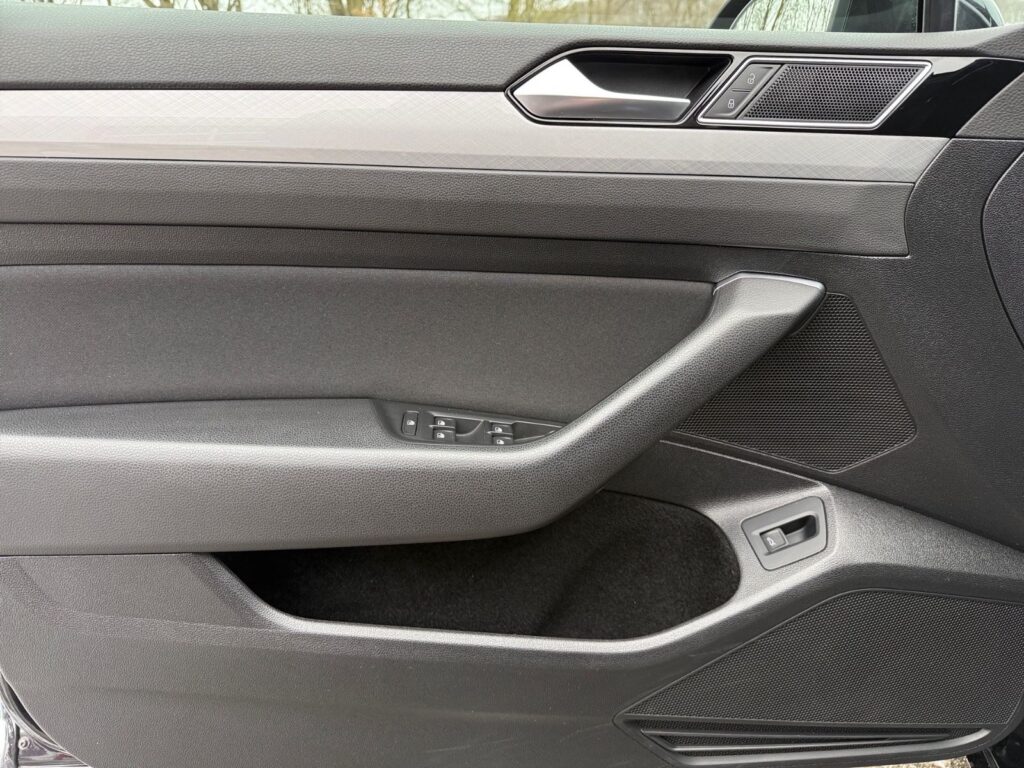 VW Passat Variant DSG Business, Navi, ACC, AHK