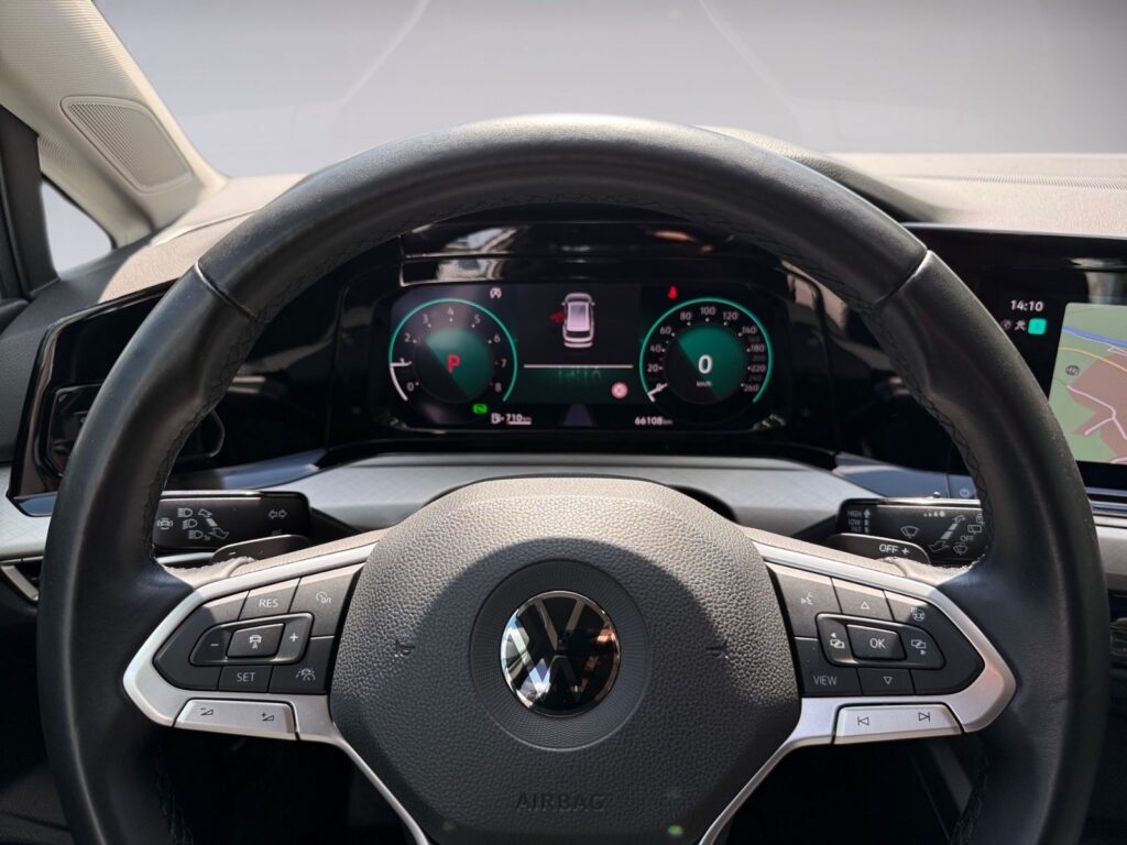 VW Golf VIII Variant DSG Life eTSI, AHK, mit WR